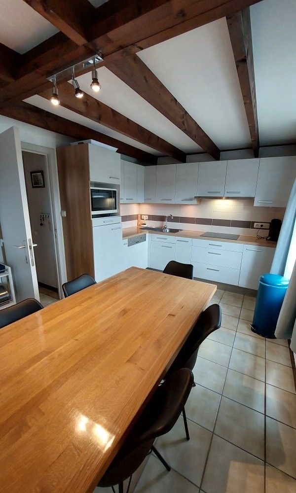 Grosser Esstisch in der Kueche des Ferienhauses Duinendaele 272, Adinkerke, De Panne, Belgische Kueste.