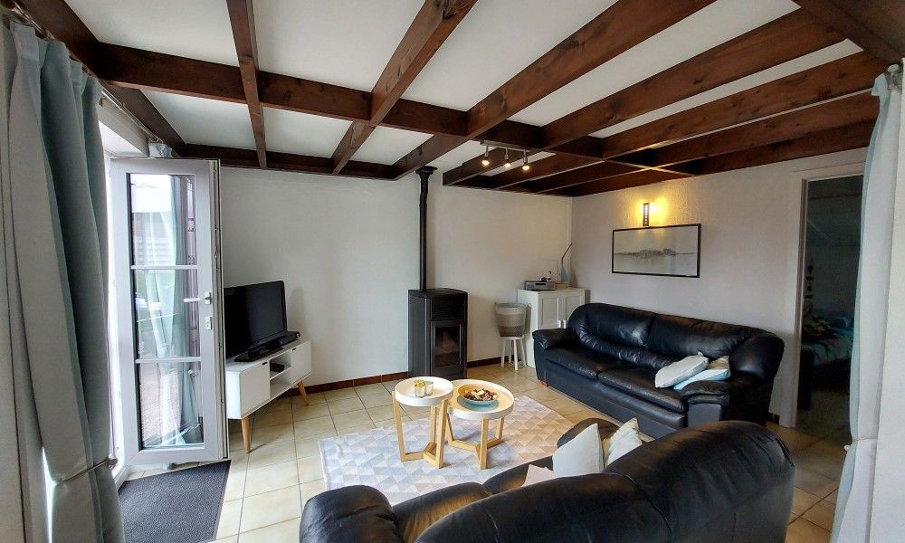 Gemuetliches Wohnzimmer mit TV im Ferienhaus Duinendaele 272, Adinkerke, De Panne, belgische Kueste.