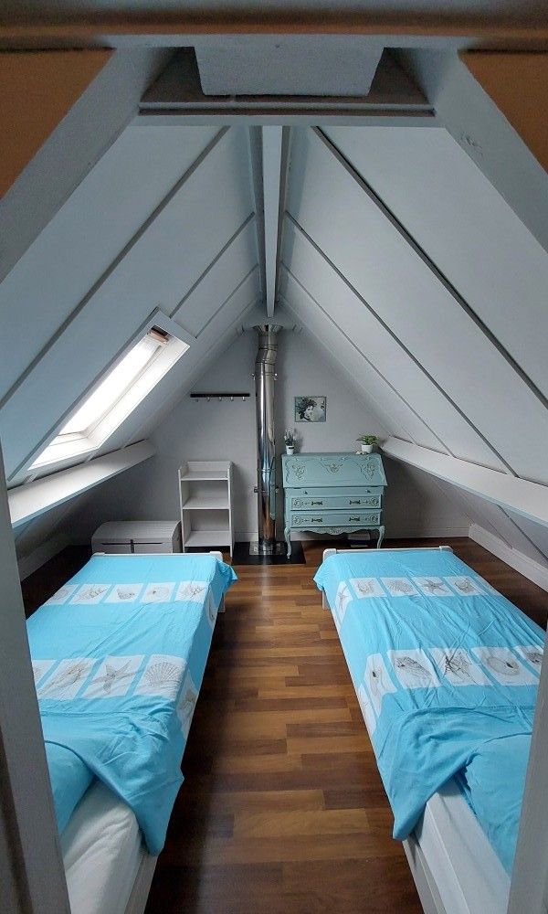 Blaues Schlafzimmer mit zwei Betten in Duinendaele 272, Adinkerke, De Panne, belgische Kueste.