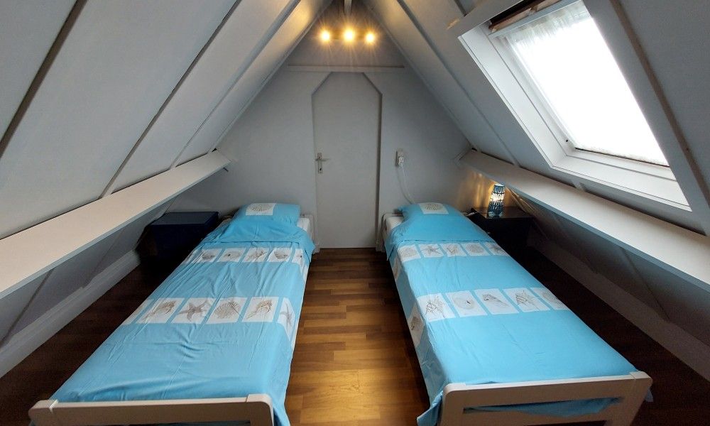 Helles Schlafzimmer mit Dachfenster in Duinendaele 272, Adinkerke, De Panne, belgische Kueste.