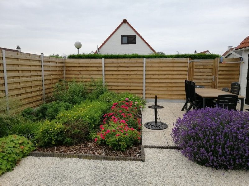 Blumengarten mit Terrasse in Duinendaele 272, Adinkerke, De Panne, belgische Kueste.