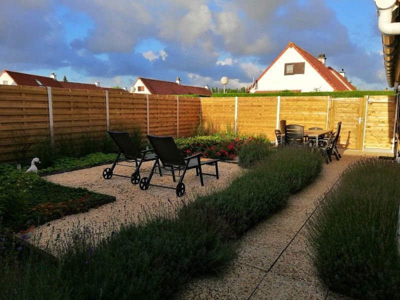 Sonniger Garten mit Liegestuehlen in Duinendaele 272, Adinkerke, De Panne, belgische Kueste.