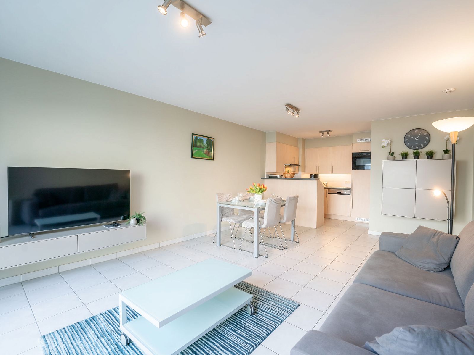 Gezellige woonkamer van Appartement Flipper nearby the beach in De Haan, Belgische kust, met moderne inrichting en veel natuurlijk licht.