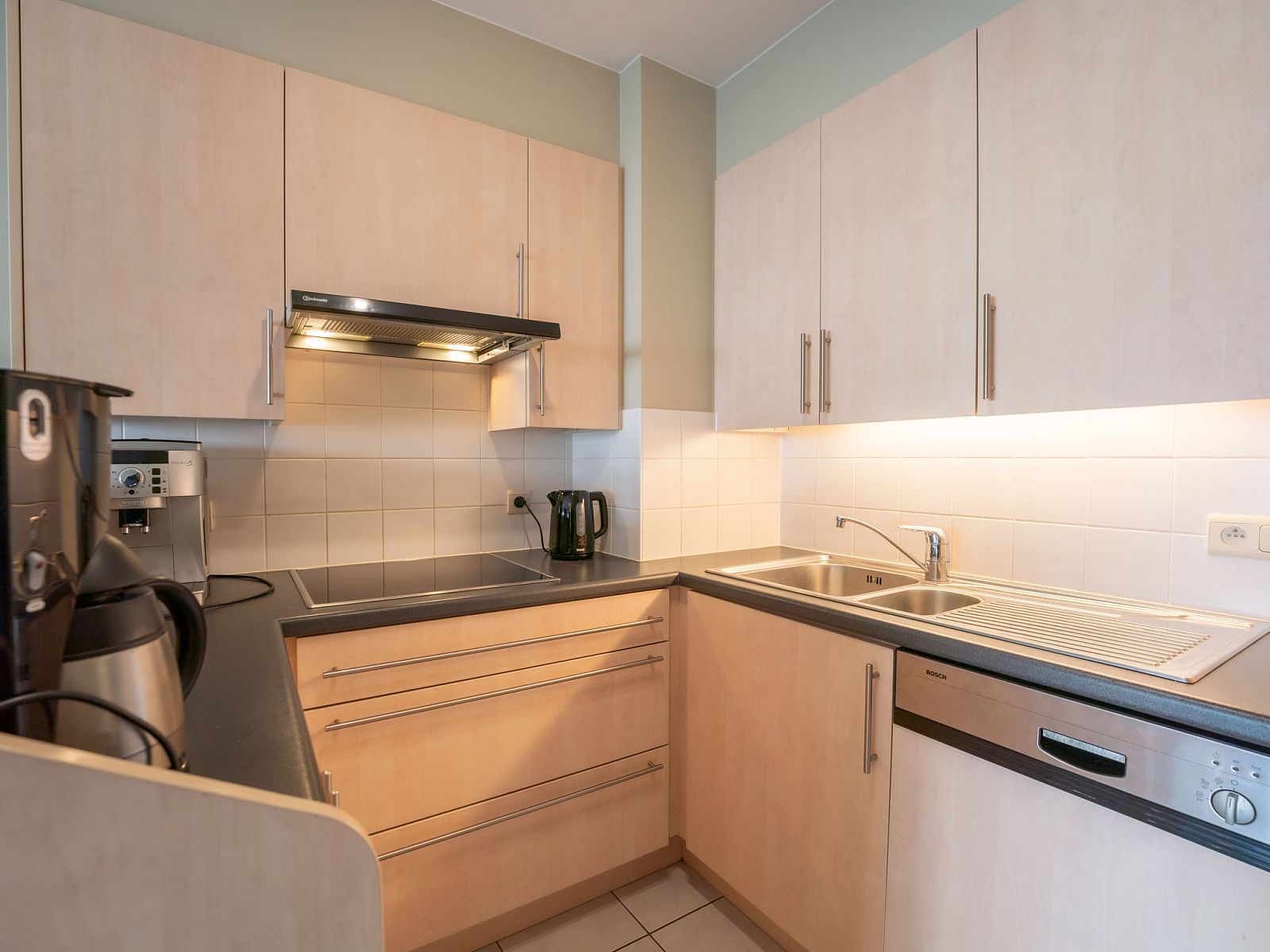 Moderne keuken in Appartement Flipper nabij het strand in De Haan, Belgische kust, ideaal voor een comfortabel verblijf.