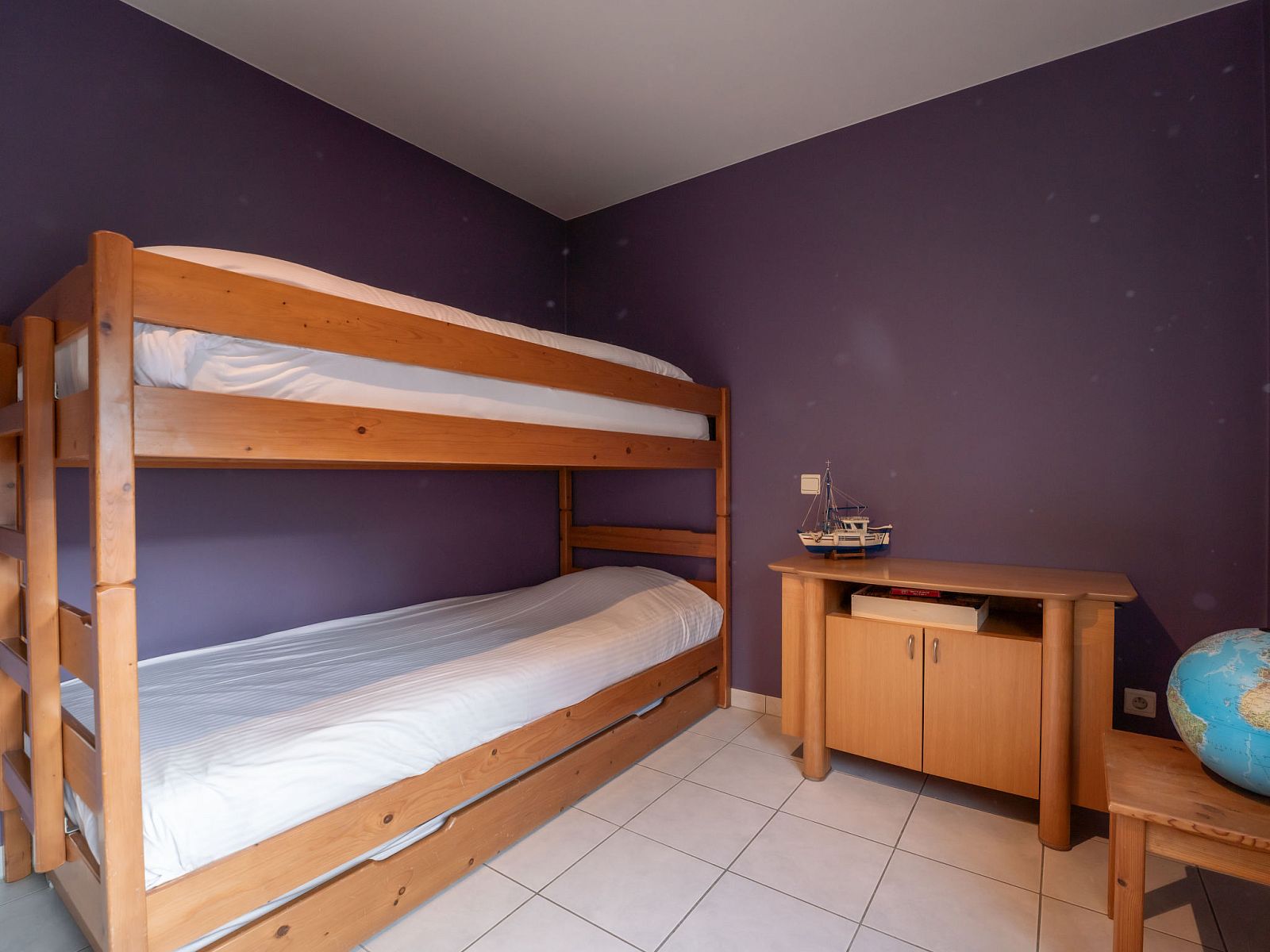 Gezellige slaapkamer in Appartement Flipper nabij het strand in De Haan, Belgische kust, met stapelbed en houten meubels.