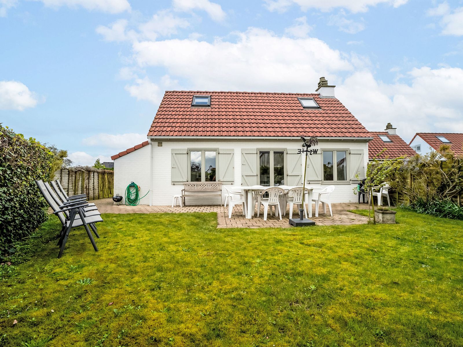 Geniet van Vakantiehuis Ingrid with parking in De Haan, Belgische kust. Ontspan op het zonnige terras van deze charmante vakantiewoning.
