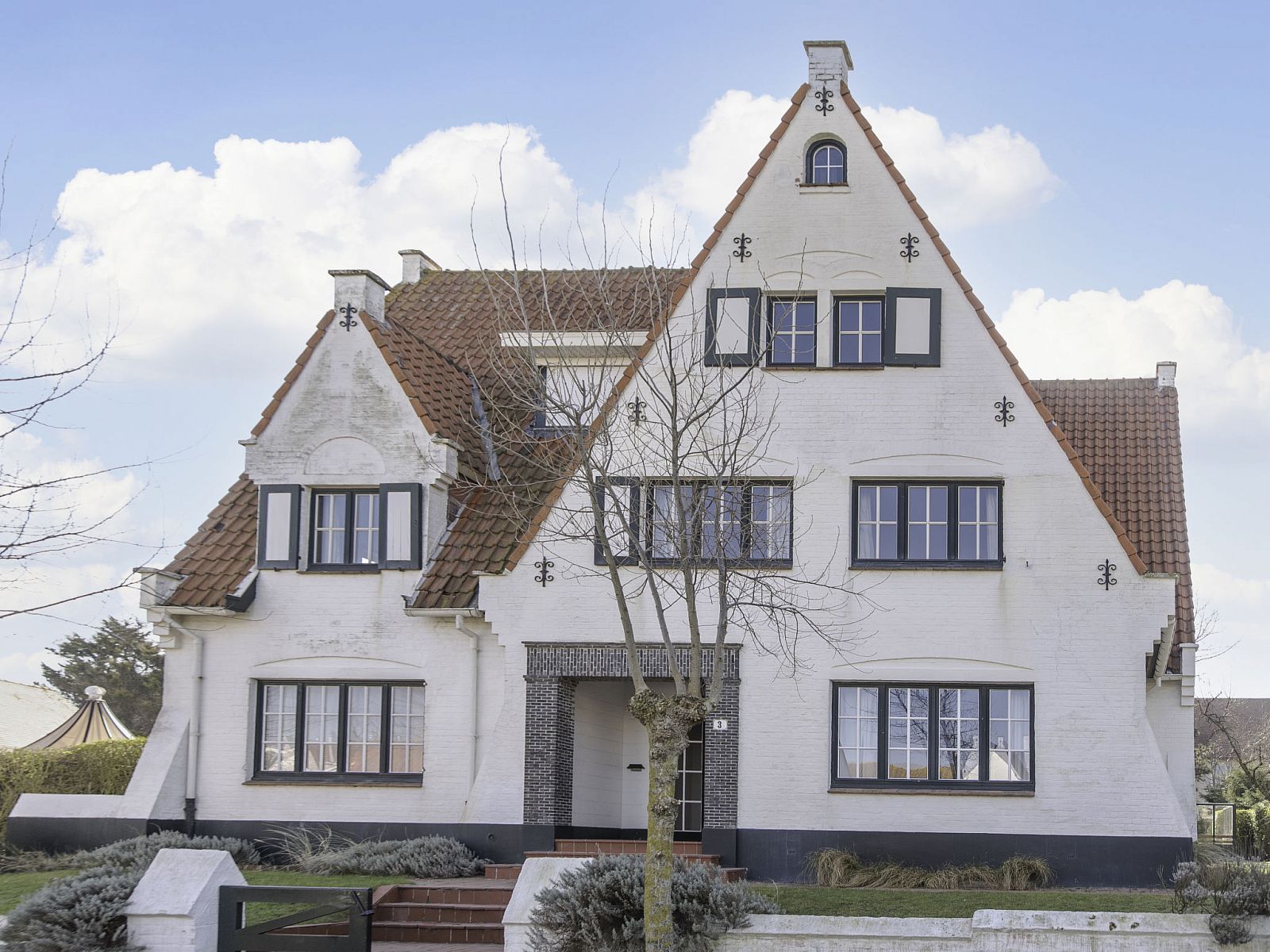 Appartement Jong & Blij 2 op de begane grond met tuin in De Haan, Belgische kust. Charmant verblijf met karakteristieke gevel en uitnodigende omgeving.