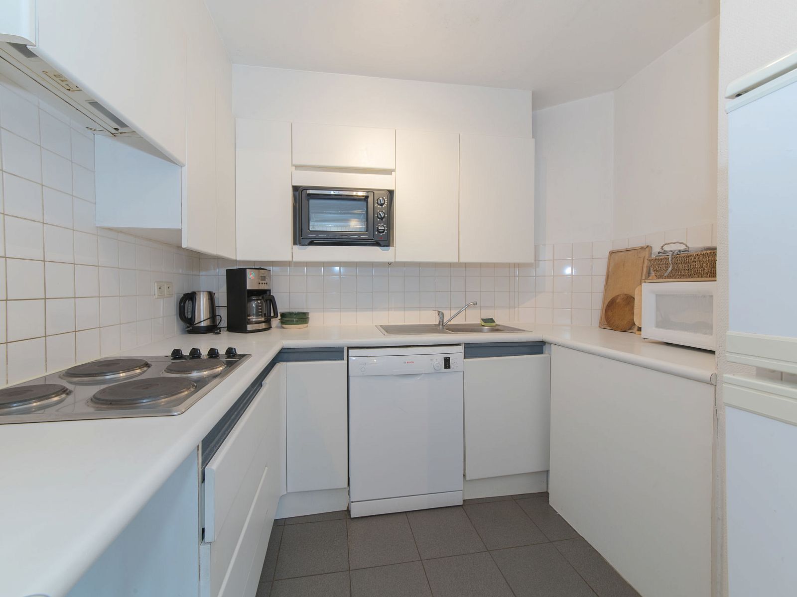 Moderne keuken in Appartement Jong & Blij 2 op de begane grond met tuin in De Haan, Belgische kust, ideaal voor een comfortabel verblijf.