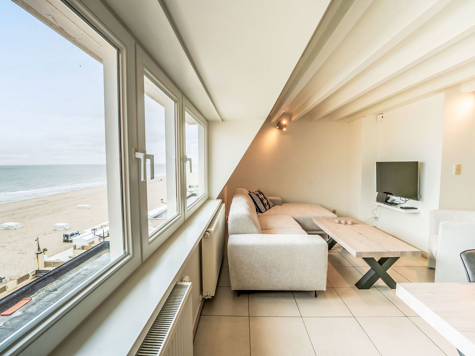 Geniet van het uitzicht op zee vanuit Appartement Koekoeksnest Penthouse at the beach in De Haan, een stijlvol verblijf aan de Belgische kust.
