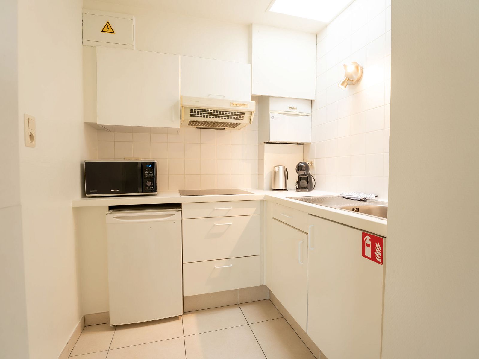 Moderne keuken in Appartement Koekoeksnest Penthouse at the beach, gelegen in De Haan aan de Belgische kust, ideaal voor een comfortabel verblijf.