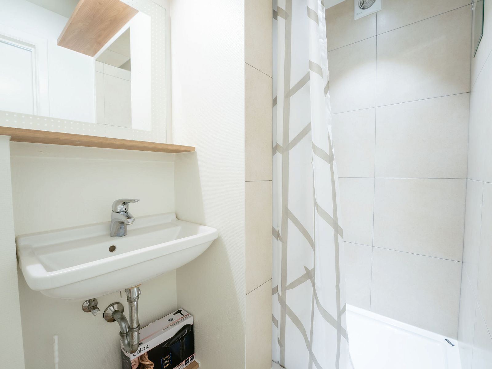 Moderne badkamer in Appartement Koekoeksnest Penthouse at the beach, De Haan, Belgische kust. Stijlvolle inrichting met douche en wastafel.
