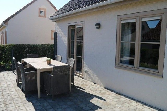 Veranda des Ferienhauses 13 Duenengolf in Oostduinkerke, belgische Kueste, Ferienhaus mit Gartenmoebeln.