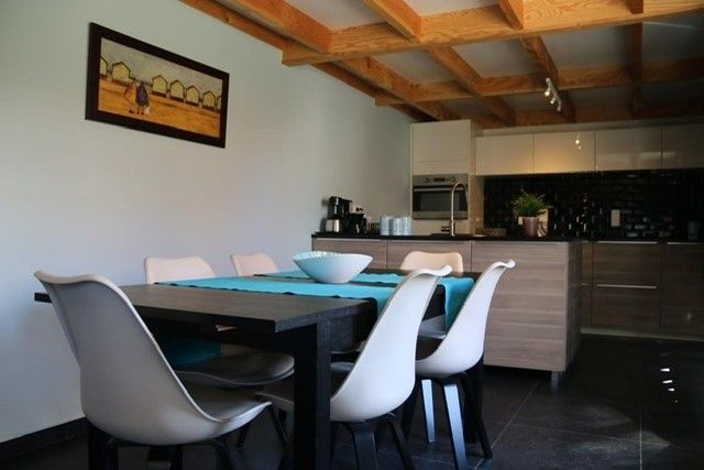 Esszimmer mit moderner Einrichtung in Ferienhaus 13 Dune Golf, Oostduinkerke, belgische Kueste, Ferienhaus.