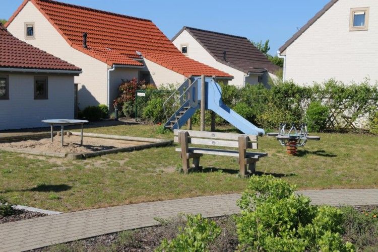 Spielplatz und Garten in Cottage 13 Dune Golf, Oostduinkerke, Belgische Kueste, Ferienunterkunft.
