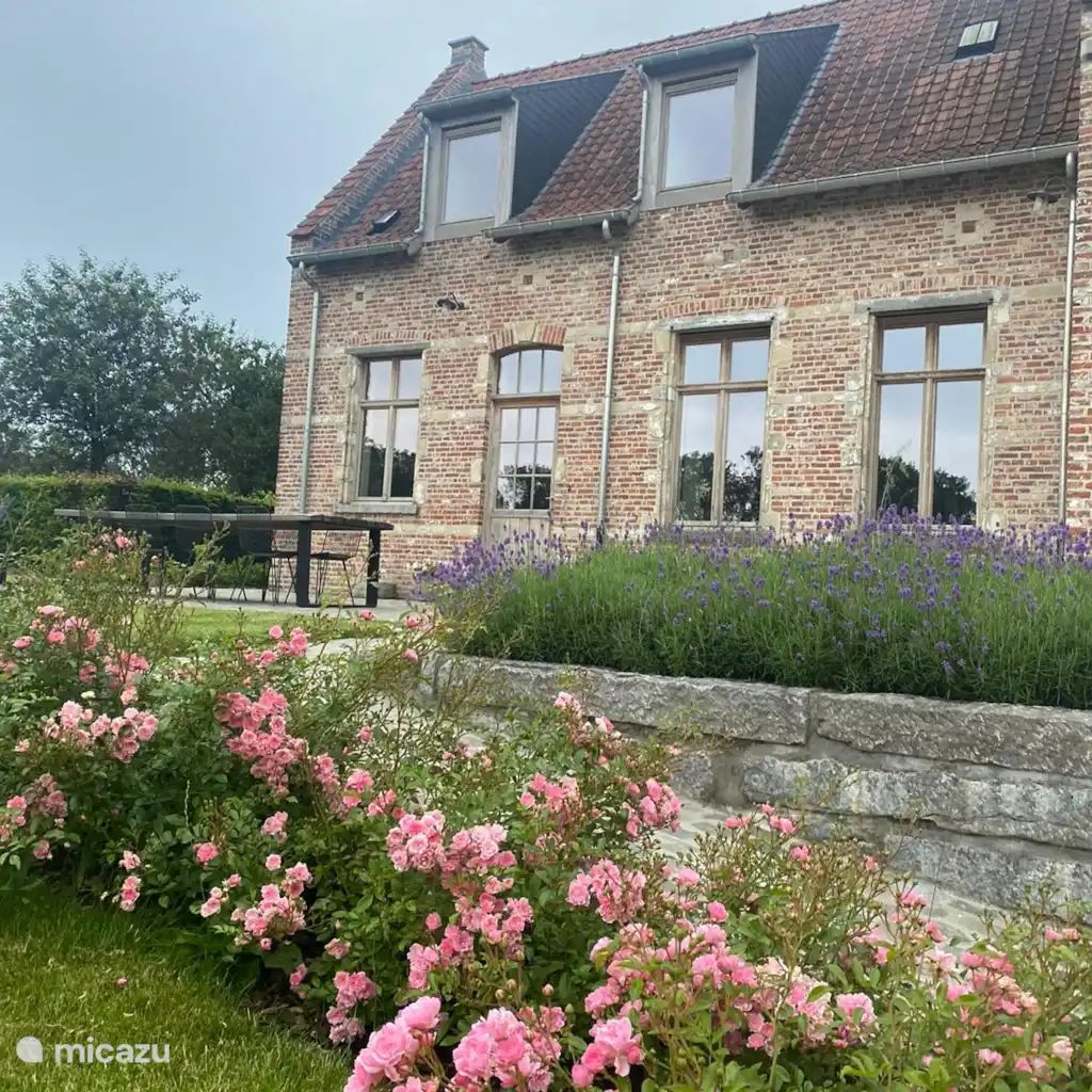 Huis Potaerde vakantiehuis in Brussel met bloeiende tuin en rustiek terras, ideaal voor een ontspannen verblijf in Regio Brussel, Belgie.