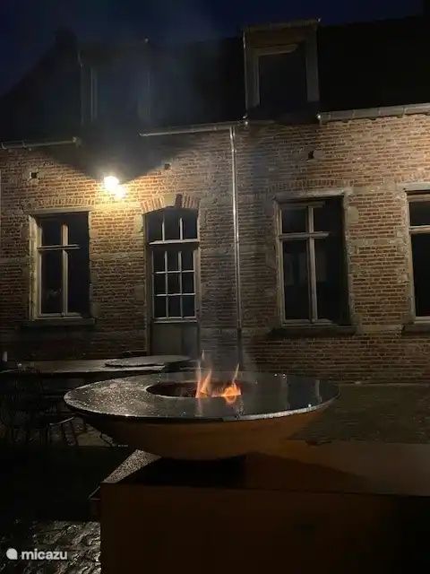 Geniet van een sfeervolle avond bij de vuurplaats van vakantiehuis Huis Potaerde in het hart van Brussel, Regio Brussel, Belgie.