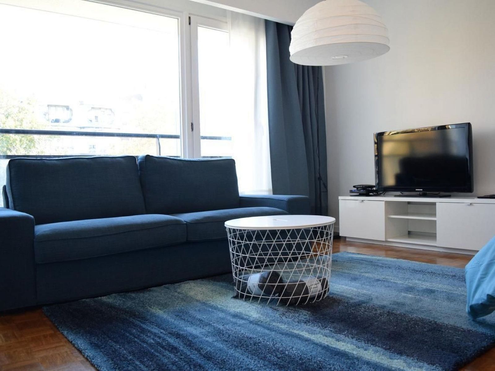 Gezellige woonkamer van Appartement in Woluwe-Saint-Lambert, Brussel, met moderne inrichting en comfortabele zithoek.