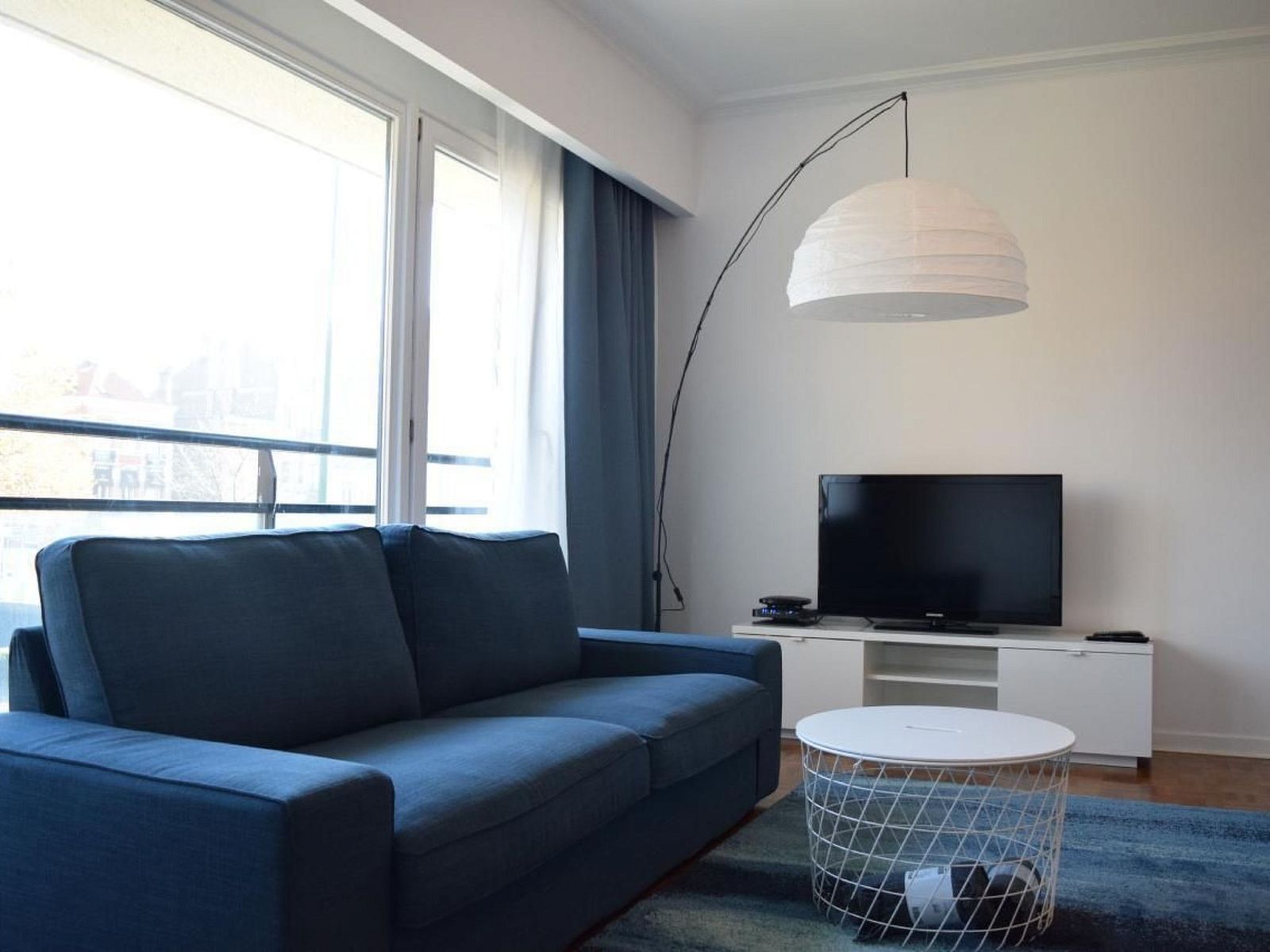 Stijlvolle woonkamer in Appartement in Woluwe-Saint-Lambert, Sint-Lambrechts-Woluwe, met moderne inrichting en veel natuurlijk licht.