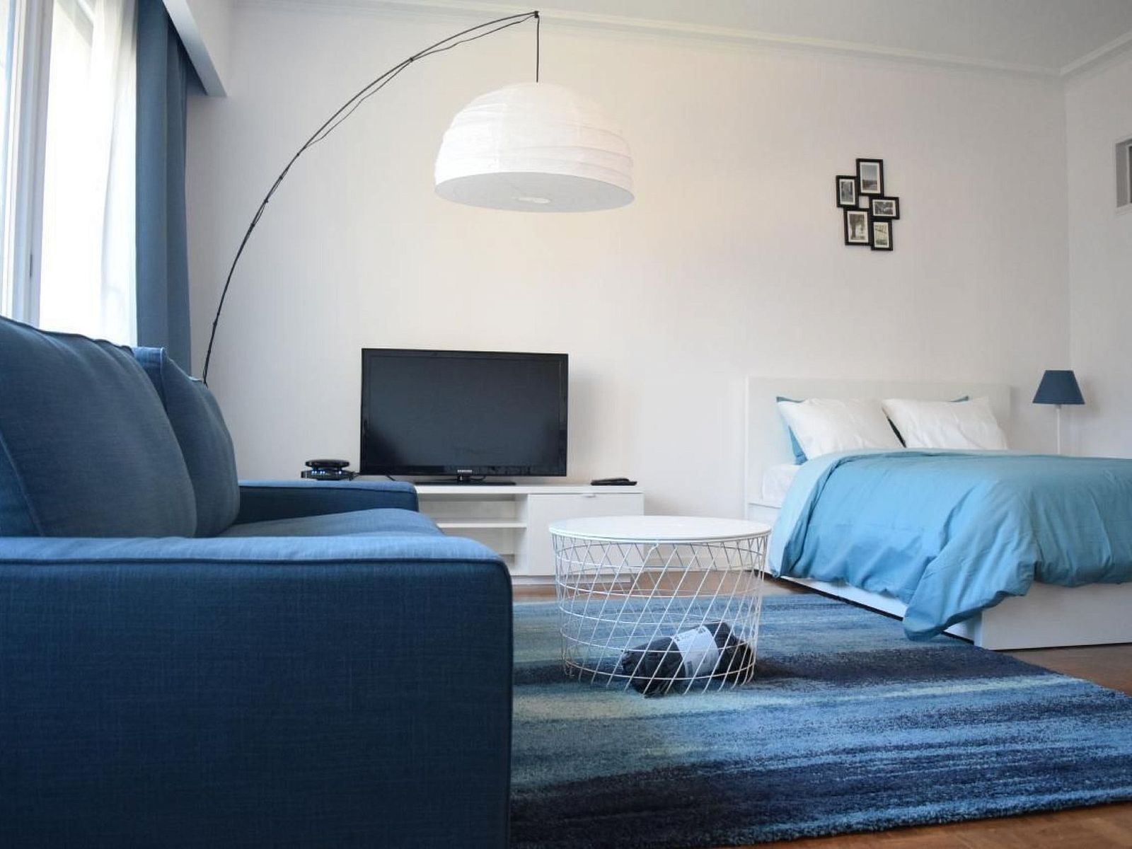 Stijlvolle woonkamer in Appartement in Woluwe-Saint-Lambert, Sint-Lambrechts-Woluwe, Brussel. Comfortabele inrichting met moderne accenten.