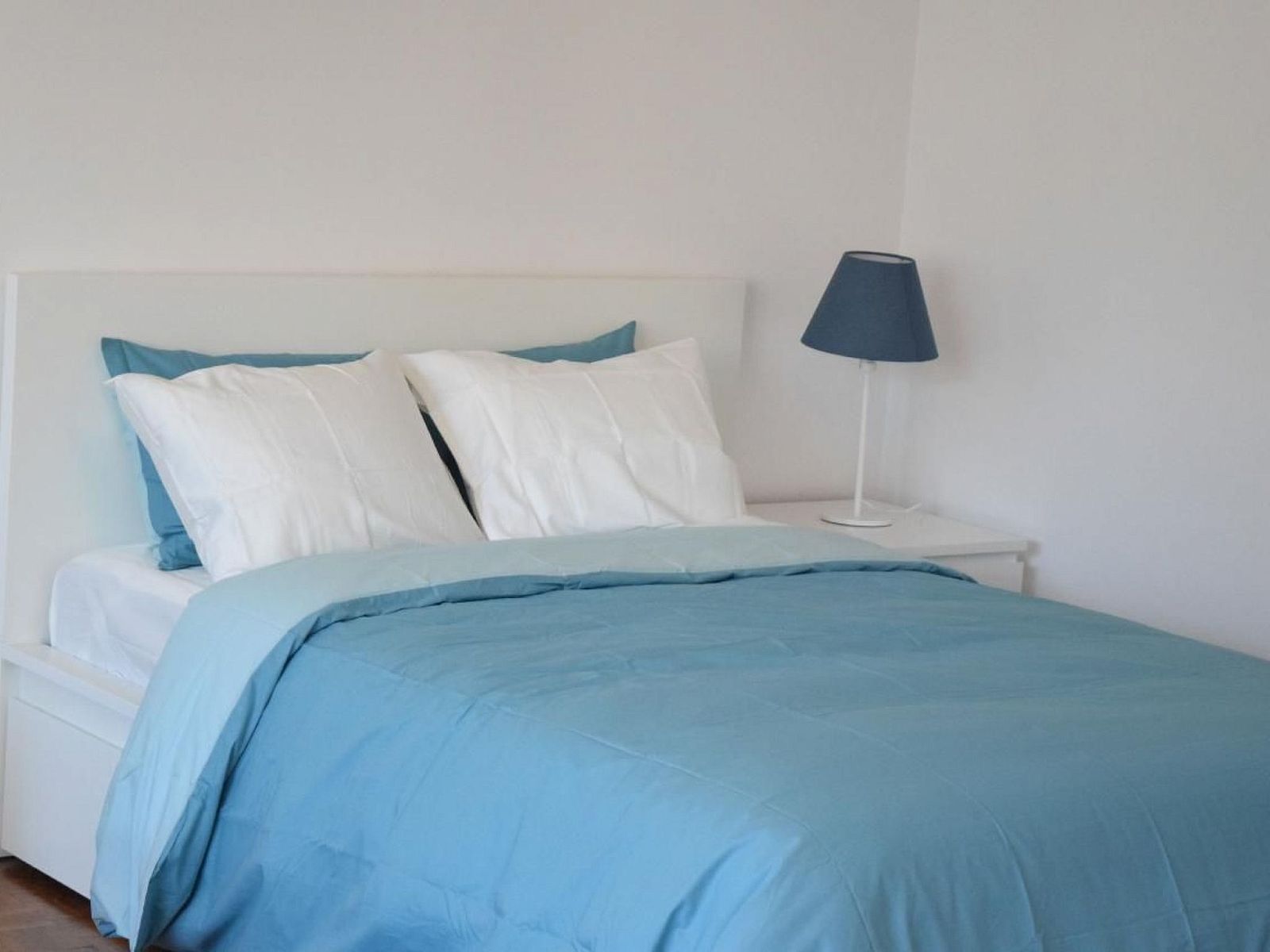 Gezellige slaapkamer in Appartement in Woluwe-Saint-Lambert, Sint-Lambrechts-Woluwe, Regio Brussel, Belgie, met comfortabel bed en nachtlamp.