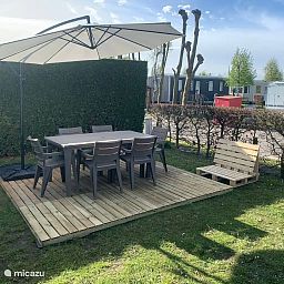 Geniessen Sie die frische Luft auf der Terrasse von "Vakantieverhuur Azalee", einem Chalet im gruenen Bruegge in Westflandern, Belgien.