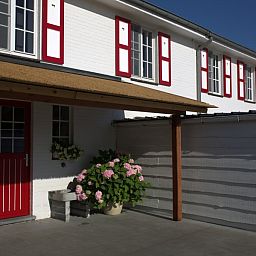 Gemuetliches Schlafzimmer im Ferienhaus Hof ter Harte, Ypern, Westflandern, mit Holzdecke und sanfter Beleuchtung.