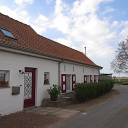 Komfortables Schlafzimmer im Ferienhaus Hof ter Harte, Ypern, Westflandern, mit moderner Einrichtung und warmer Beleuchtung.