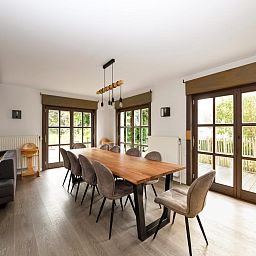 Moderne keuken in vakantiehuis Floribert, Nieuwpoort-Bad, West-Vlaanderen, met ruime werkbladen en veel natuurlijk licht.