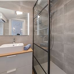 Modernes Badezimmer im Ferienhaus Duinenhuisje 25 in De Haan, Westflandern. Stilvolle Dusche und Waschbecken in diesem komfortablen Ferienhaus.