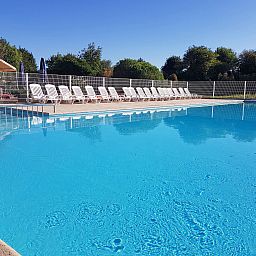 Geniessen Sie das Gemeinschaftsschwimmbad im Ferienhaus Duinenhuisje 25 in De Haan, Westflandern, ideal zum Entspannen und Erholen.