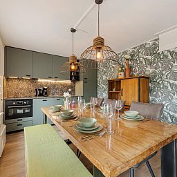 Gemuetliches Wohnzimmer in der Villa Belle Haan, einem Ferienhaus in De Haan, Westflandern, mit komfortabler Sitzecke und moderner Einrichtung.