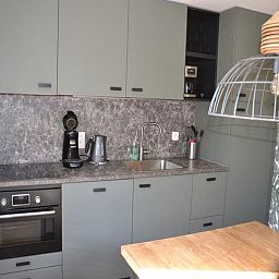 Moderne Kueche in der Villa Belle Haan, einem Ferienhaus in De Haan, Westflandern, mit stilvollem Dekor und Annehmlichkeiten fuer Komfort.