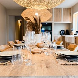 Eleganter Essbereich im Ferienhaus Suiriri, De Haan, mit gedecktem Tisch und stimmungsvoller Beleuchtung.