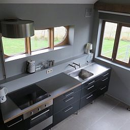 Moderne Kueche im Ferienhaus in Dranouter, Westflandern, mit Blick auf die gruene Umgebung.