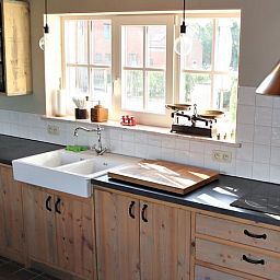 Moderne Kueche im Ferienhaus in Westouter - Heuvelland, Westflandern, mit Holzschraenken und Landhausstil.