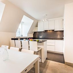 Moderne keuken in Aime 303 vakantiehuis in Koksijde, West-Vlaanderen met lichte inrichting en eetruimte voor een comfortabele vakantie.