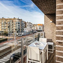Geniet van het uitzicht vanaf het balkon van Aime 303, een modern vakantiehuis in Koksijde, West-Vlaanderen, Belgie.