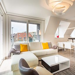 Lichte woonkamer van Aime 303 vakantiehuis in Koksijde, West-Vlaanderen, met moderne inrichting en uitzicht op de stad.