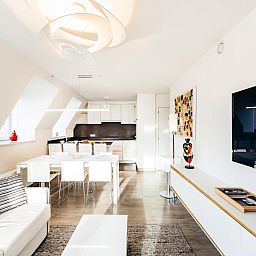 Moderne woonkamer in Aime 303 vakantiehuis in Koksijde, West-Vlaanderen. Stijlvolle inrichting met veel licht en comfortabele zitruimte.