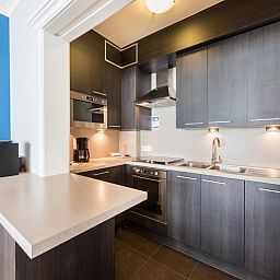Moderne keuken in Apollo Gelijkvloers vakantiehuis, Koksijde, West-Vlaanderen, met stijlvolle inrichting en hoogwaardige apparatuur.