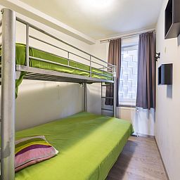 Sfeervolle slaapkamer met stapelbed in Apollo Gelijkvloers, een vakantiehuis in Koksijde, West-Vlaanderen. Comfortabele rustplek.