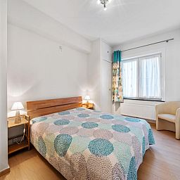 Gezellige slaapkamer in vakantiehuis Azcona Twee, Koksijde, West-Vlaanderen, met comfortabel bed en natuurlijk licht.