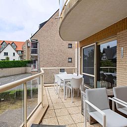 Geniet van het ruime terras bij Klokjesbloem Gelijkvloers, een vakantiehuis in Koksijde, West-Vlaanderen, met uitzicht op de rustige omgeving.