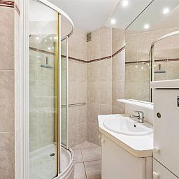 Moderne badkamer in Klokjesbloem Gelijkvloers vakantiehuis, Koksijde, West-Vlaanderen, met douche en wastafel.