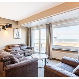 Gezellige woonkamer in vakantiehuis Cortina tweede, Koksijde, met prachtig uitzicht op het strand van West-Vlaanderen, Belgie.