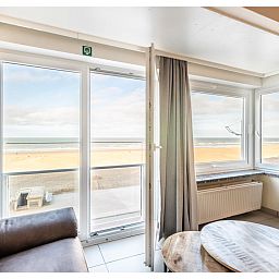 Geniet van het strandzicht vanuit de woonkamer van vakantiehuis Cortina tweede in Koksijde, West-Vlaanderen, Belgie.