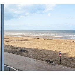 Uitzicht op het strand vanuit vakantiewoning Cortina tweede in Koksijde, West-Vlaanderen, Belgie, met een prachtig zeegezicht.