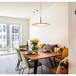 Stijlvolle woonkamer van vakantiehuis La Balise Derde in Koksijde, West-Vlaanderen met moderne inrichting en veel natuurlijk licht.