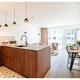 Moderne keuken in La Balise Derde vakantiehuis in Koksijde, West-Vlaanderen, Belgie, met stijlvolle inrichting en gezellige eethoek.