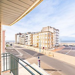 Uitzicht vanaf het balkon van Delfien Eerste, een vakantiehuis in Koksijde, West-Vlaanderen met zeezicht en stedelijke omgeving.